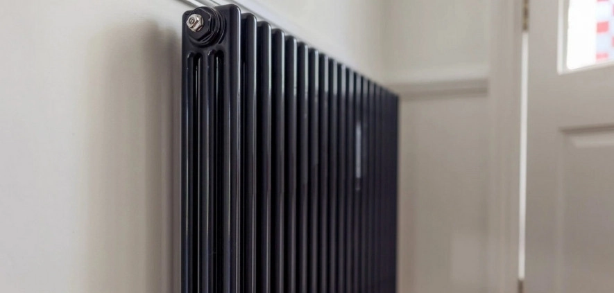 Горизонтальний радіатор Горизонтальний радіатор чорного кольору