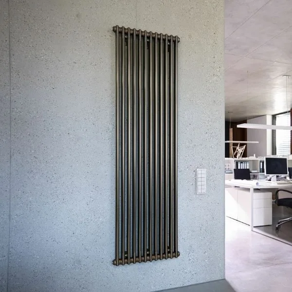 Синій вертикальний радіатор Синій вертикальний радіатор в дитячій кімнаті