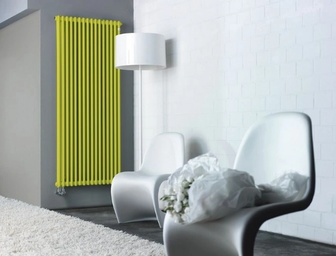 Білий вертикальний радіатор Білий вертикальний радіатор в вітальні