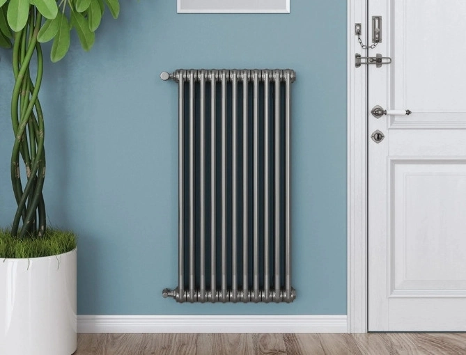 Невеликий за розміром радіатор  Невеликий за розміром радіатор металевого кольору